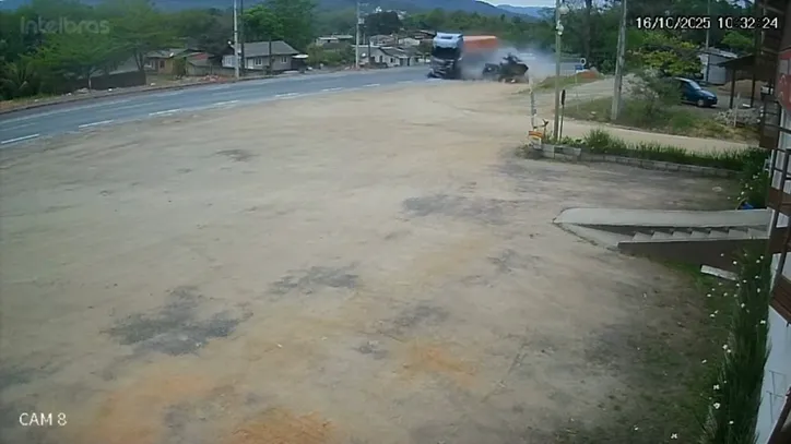 Vídeo mostra grave acidente entre dois carros e caminhão em SC