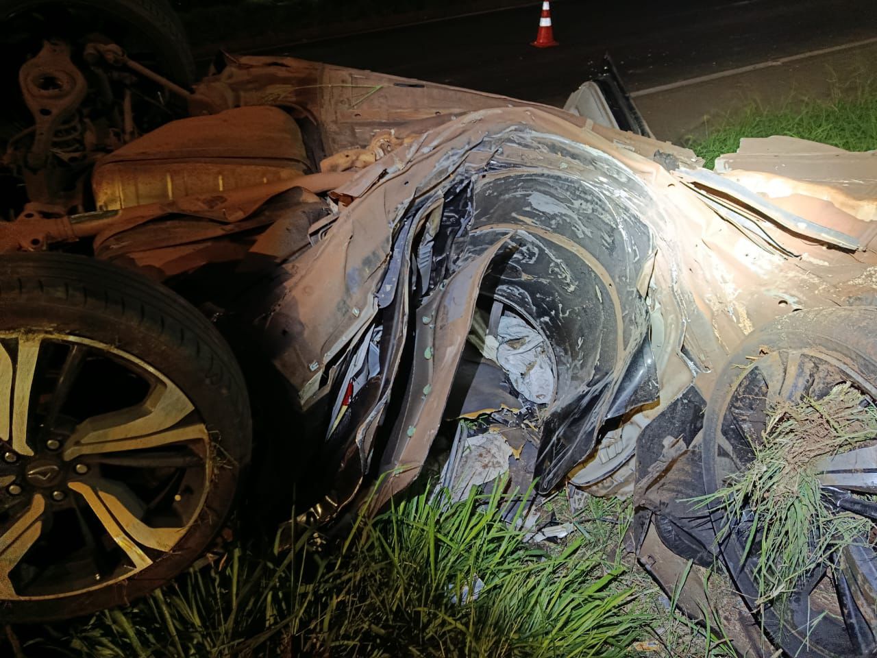 Carro dobrou ao meio