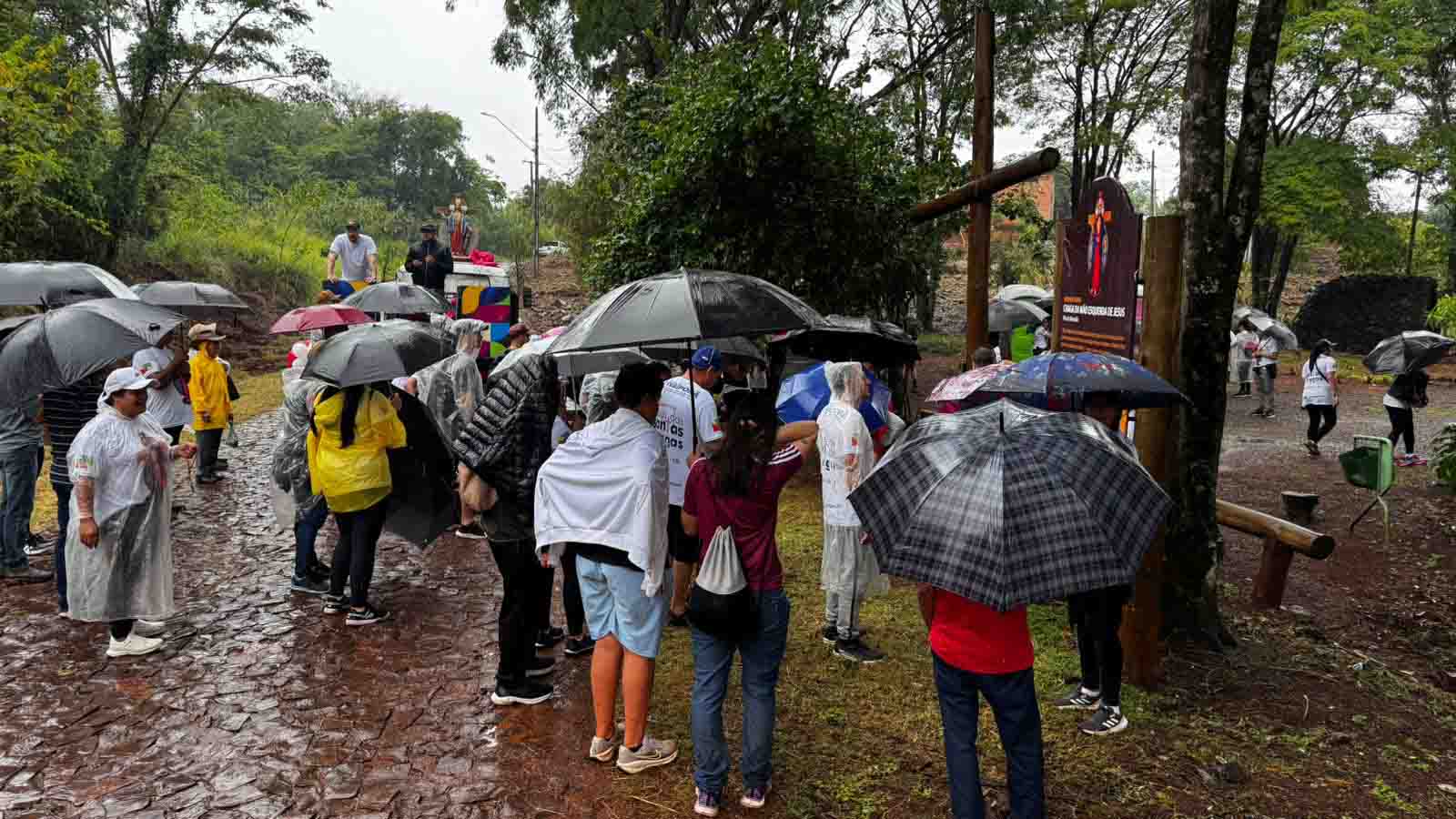 Fiéis renovam a fé no Caminho Jesus das Santas Chagas em Ivaiporã
