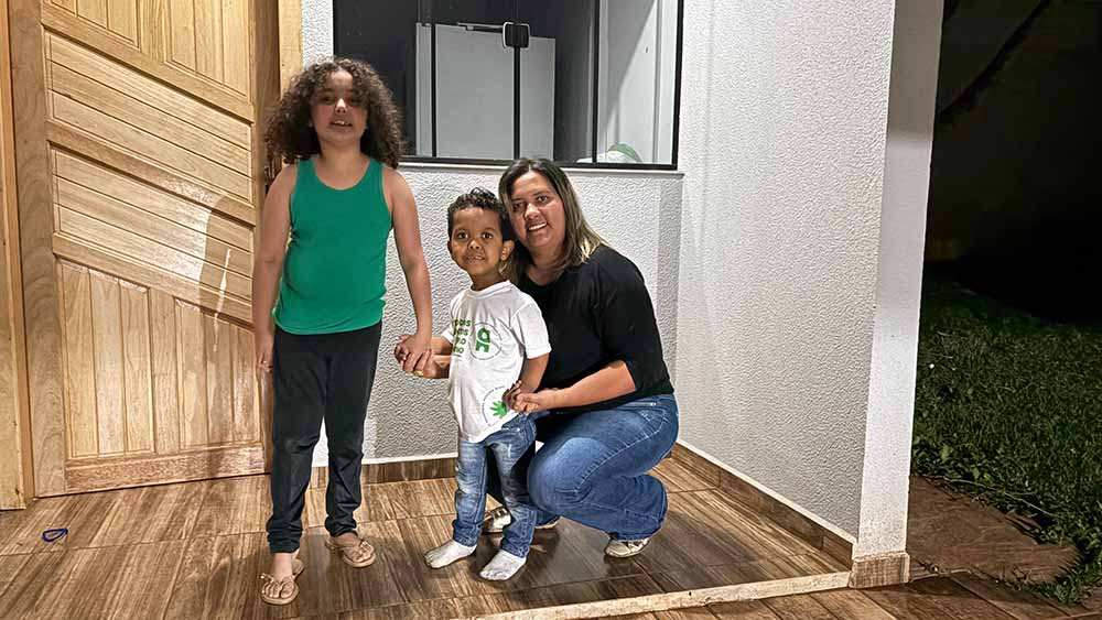 Mãe de criança com nanismo vira ativista social na luta por direitos