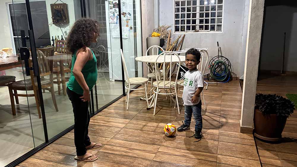 Mãe de criança com nanismo vira ativista social na luta por direitos