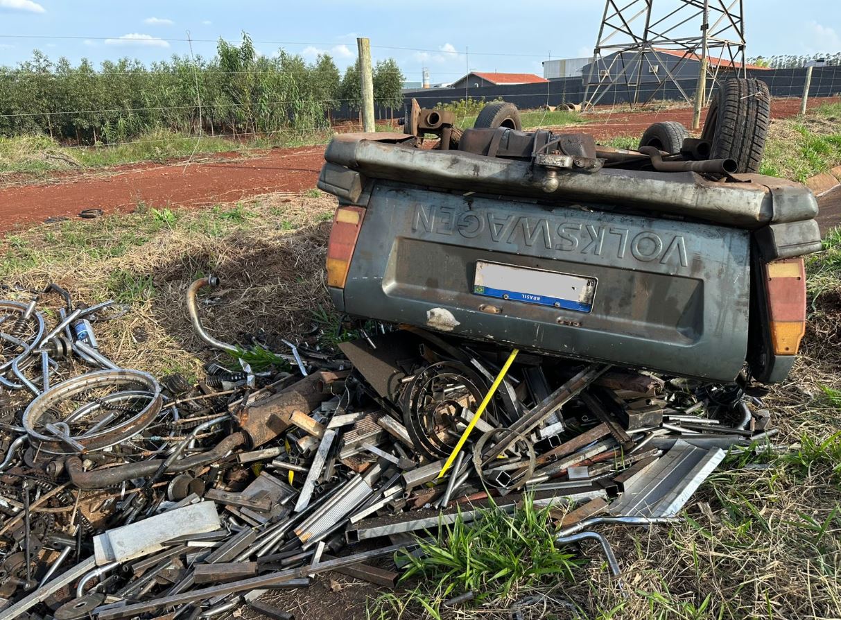 Motorista capota VW Saveiro na BR-369 entre Apucarana e Arapongas