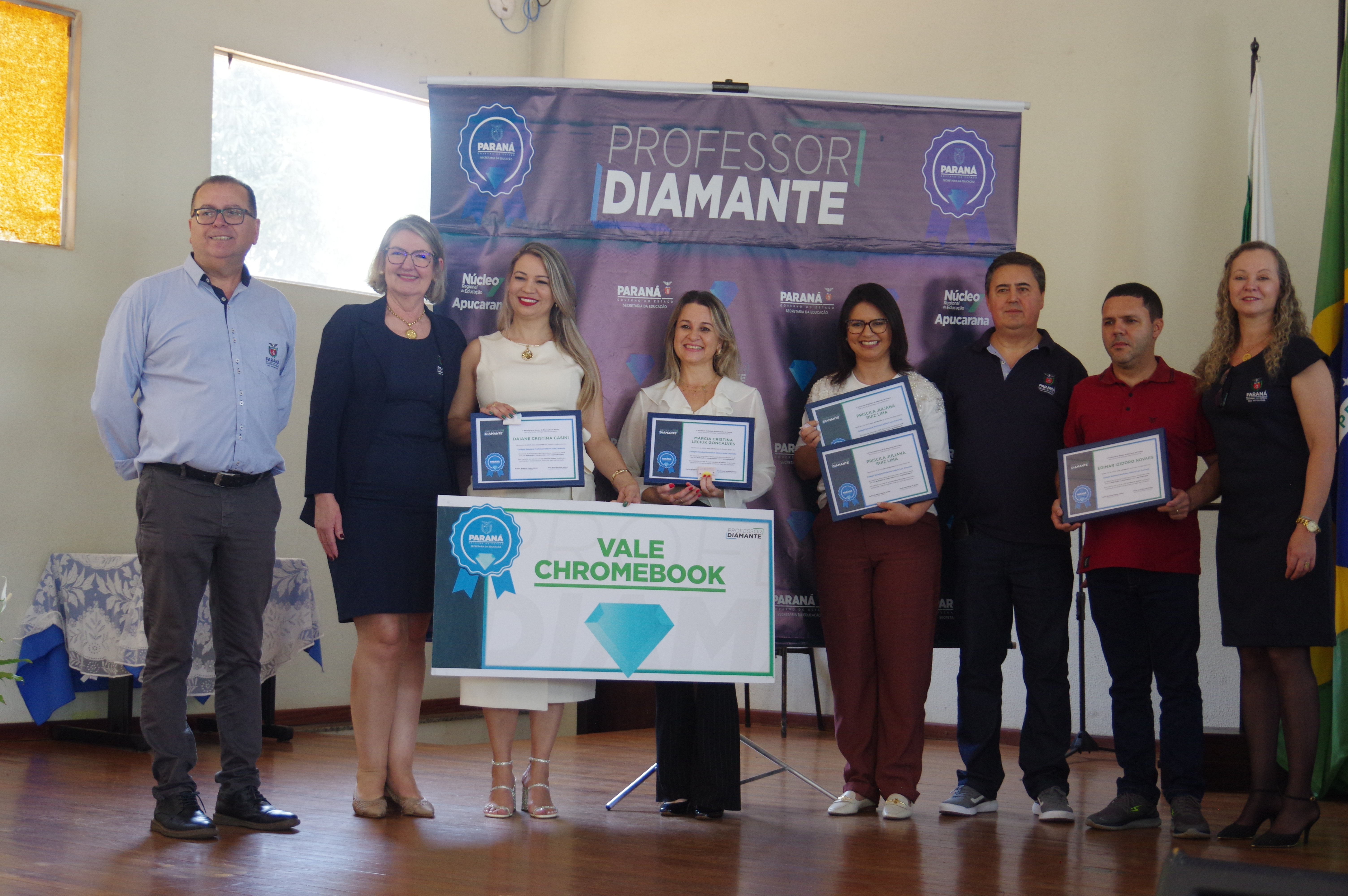 NRE homenageia 162 professores com o prêmio "Professores Diamantes"