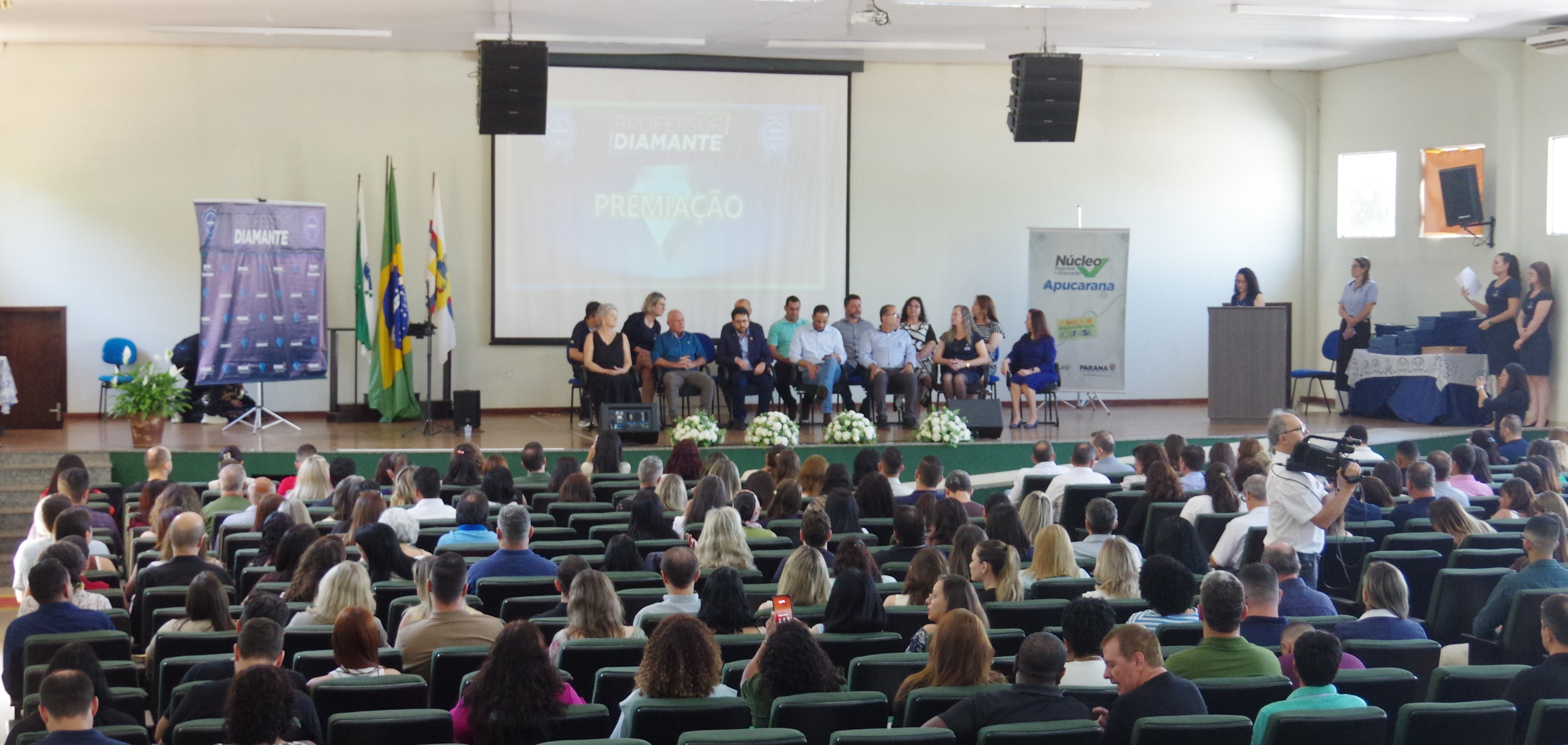 NRE homenageia 162 professores com o prêmio "Professores Diamantes"