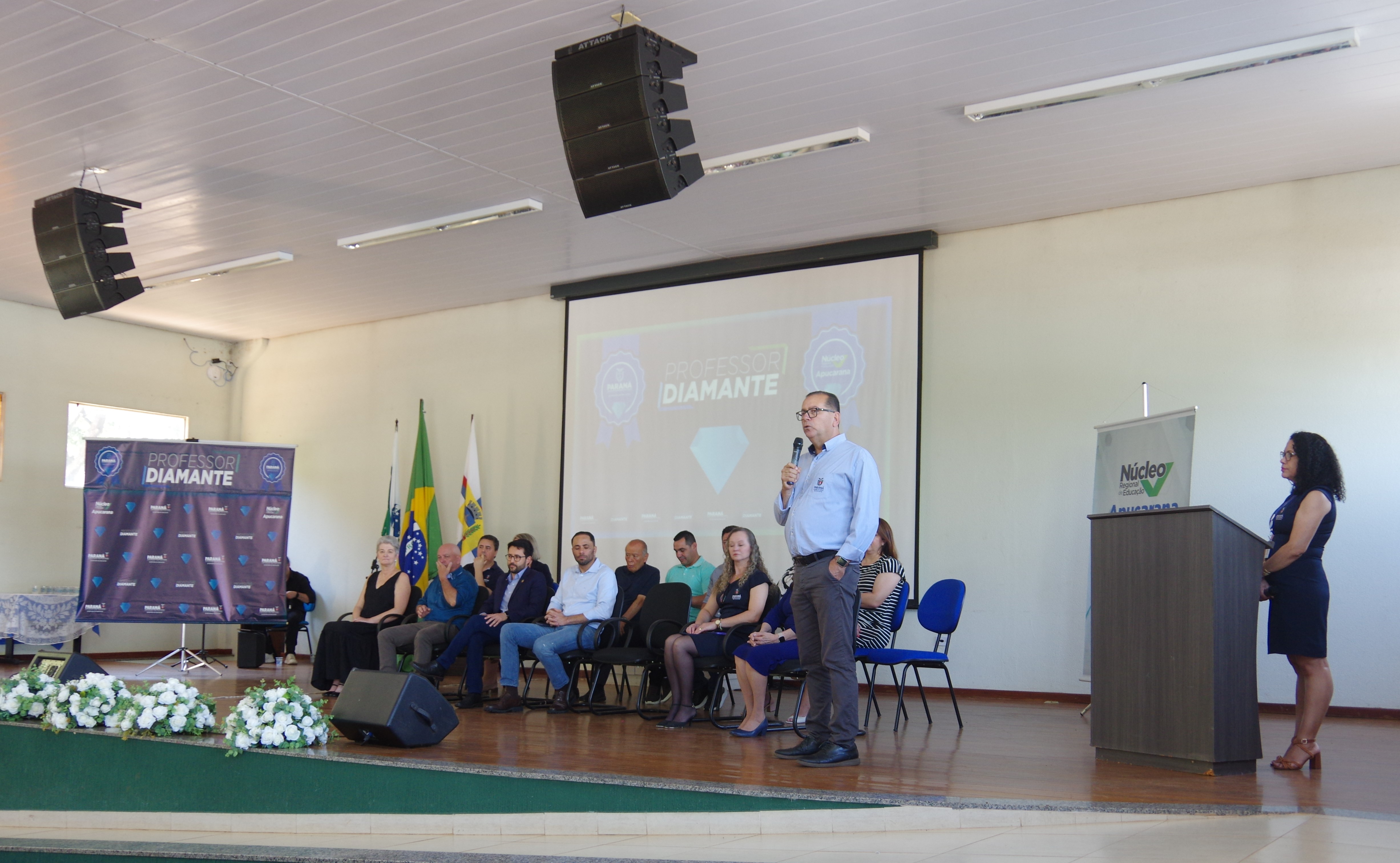 NRE homenageia 162 professores com o prêmio "Professores Diamantes"
