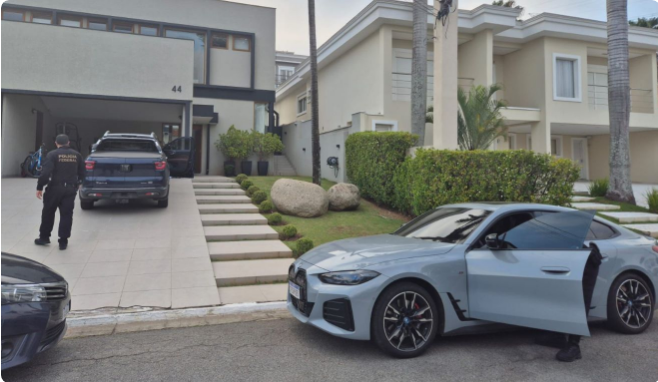 Operação da PF apreende carros e bens de luxo em Curitiba e Maringá