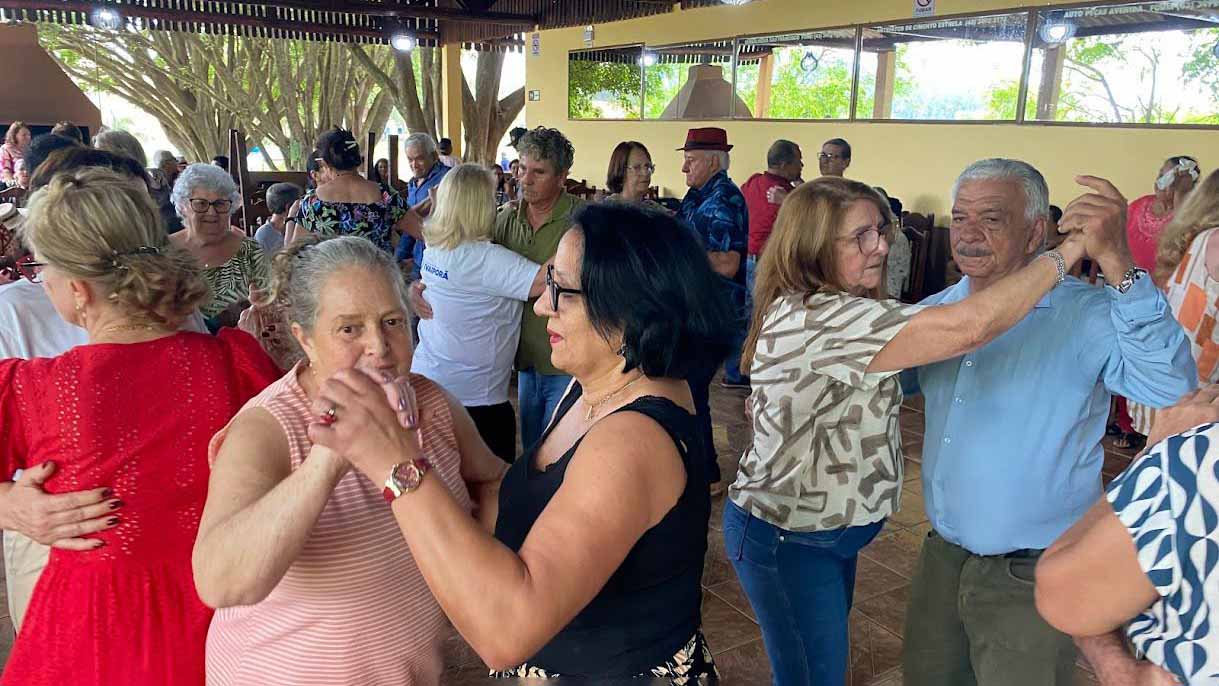Passeio do grupo 60+ marca celebração do Mês do Idoso em Ivaiporã