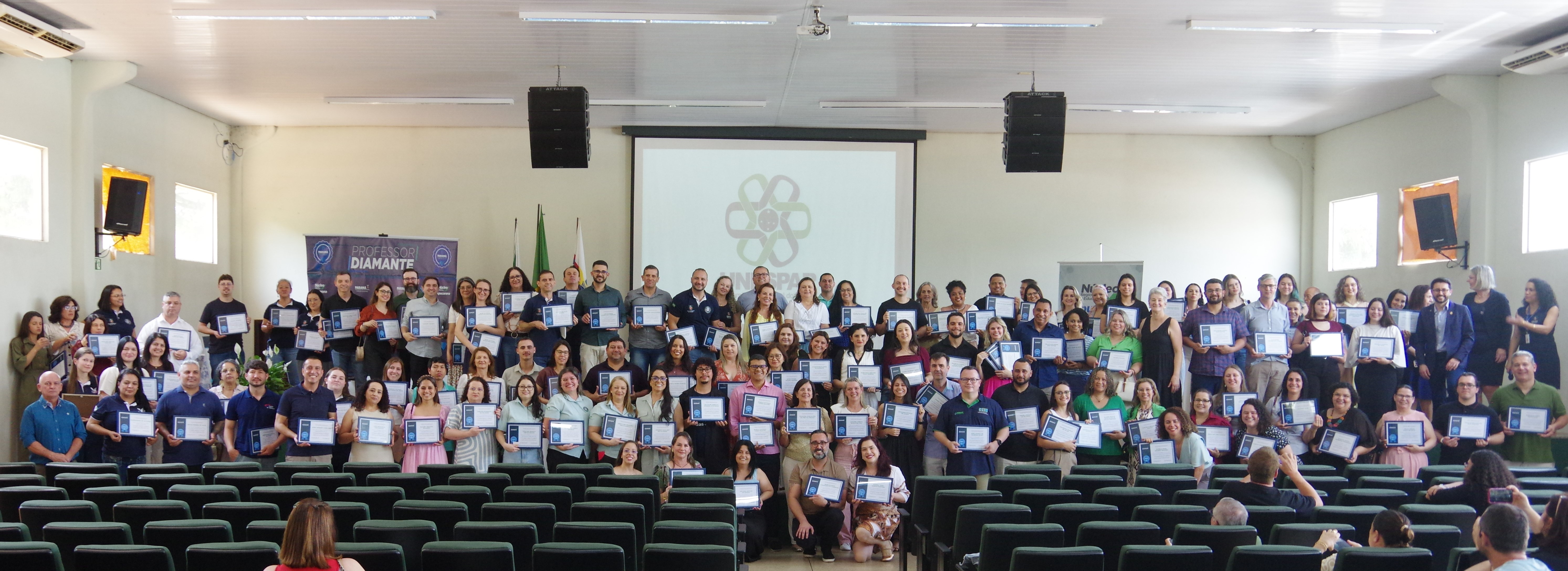 Professores durante homenagem em Apucarana