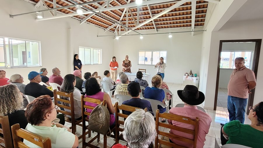Reunião orienta moradores do Condomínio do Idoso em Arapongas
