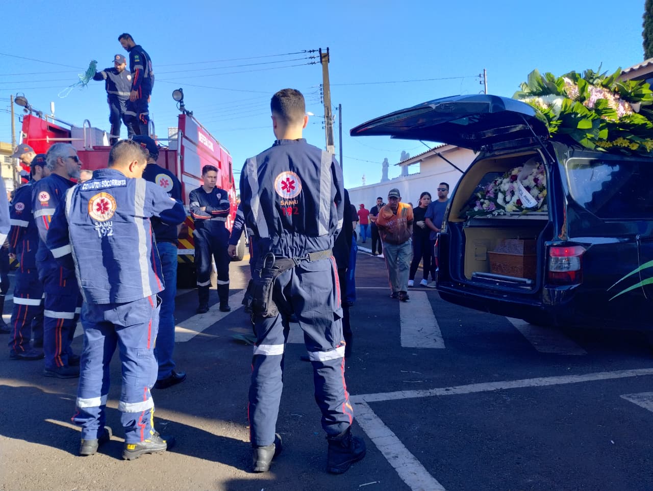 Socorrista do Samu de Arapongas é homenageado por colegas em cortejo fúnebre