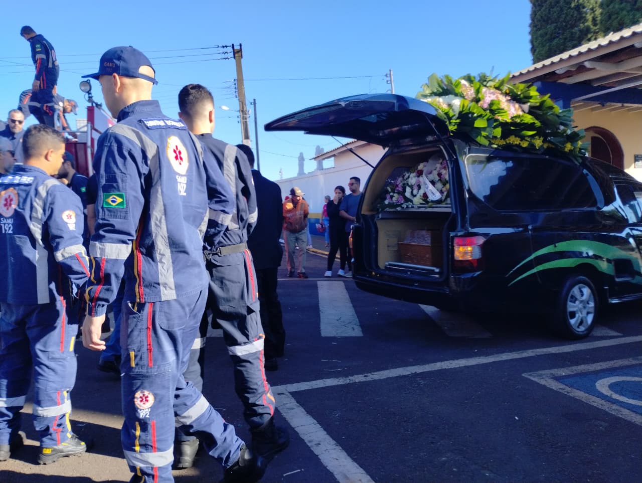 Socorrista do Samu de Arapongas é homenageado por colegas em cortejo fúnebre