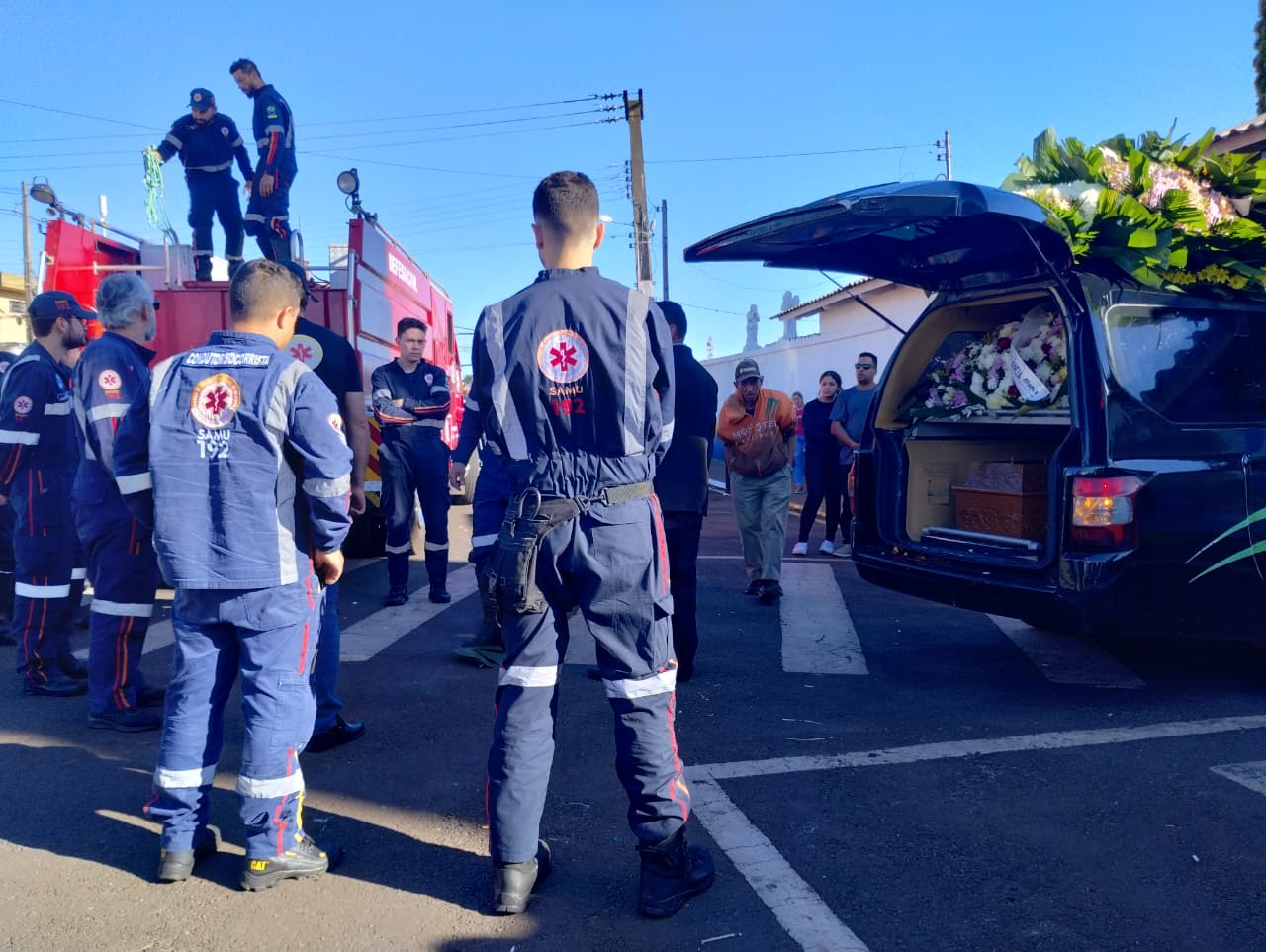 Socorrista do Samu de Arapongas é homenageado por colegas em cortejo fúnebre