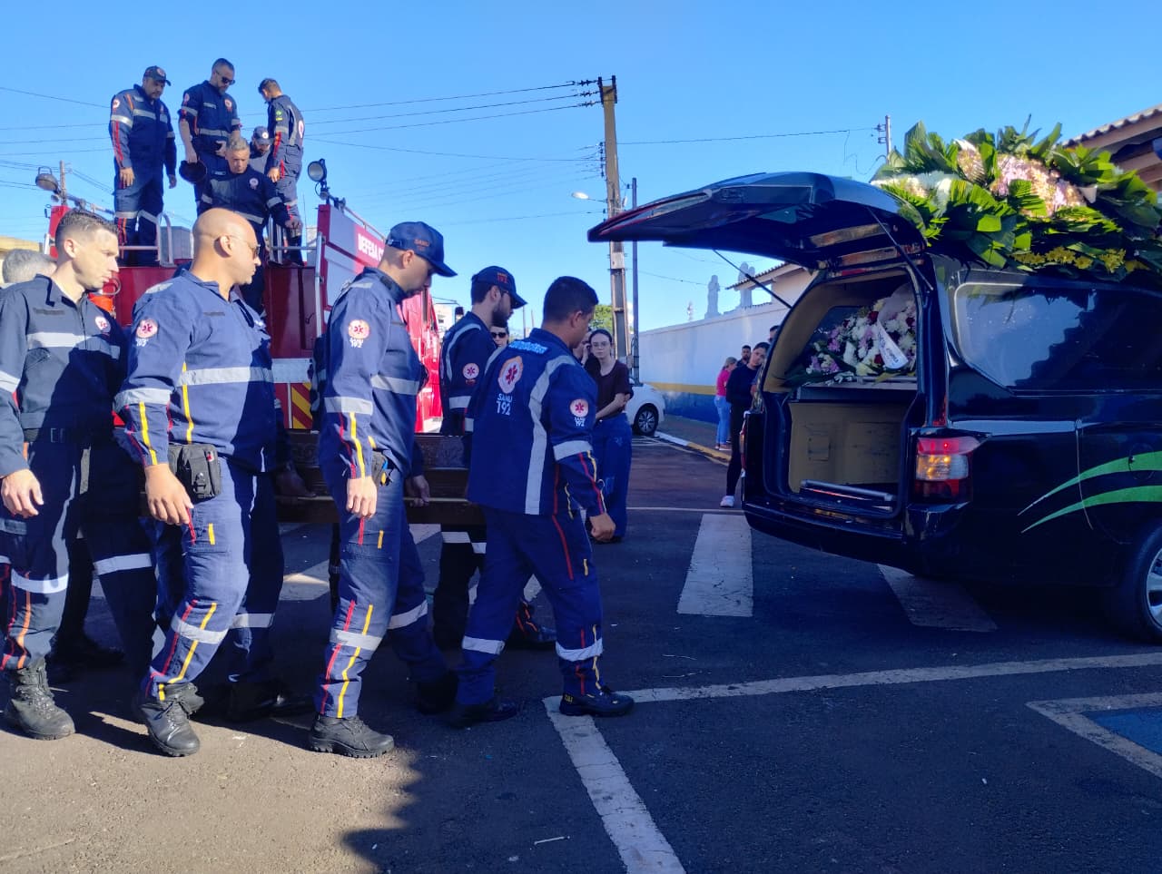 Socorrista do Samu de Arapongas é homenageado por colegas em cortejo fúnebre