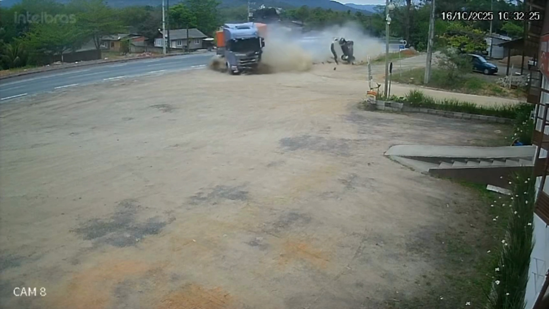Vídeo mostra grave acidente entre dois carros e caminhão em SC