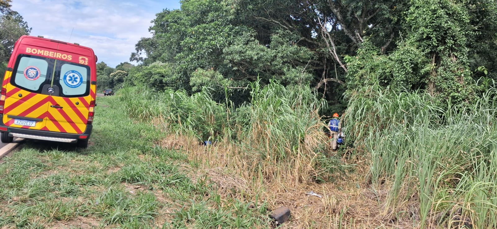 Após saída de pista, ocupantes abandonam carro na PR-170 em Apucarana; veja