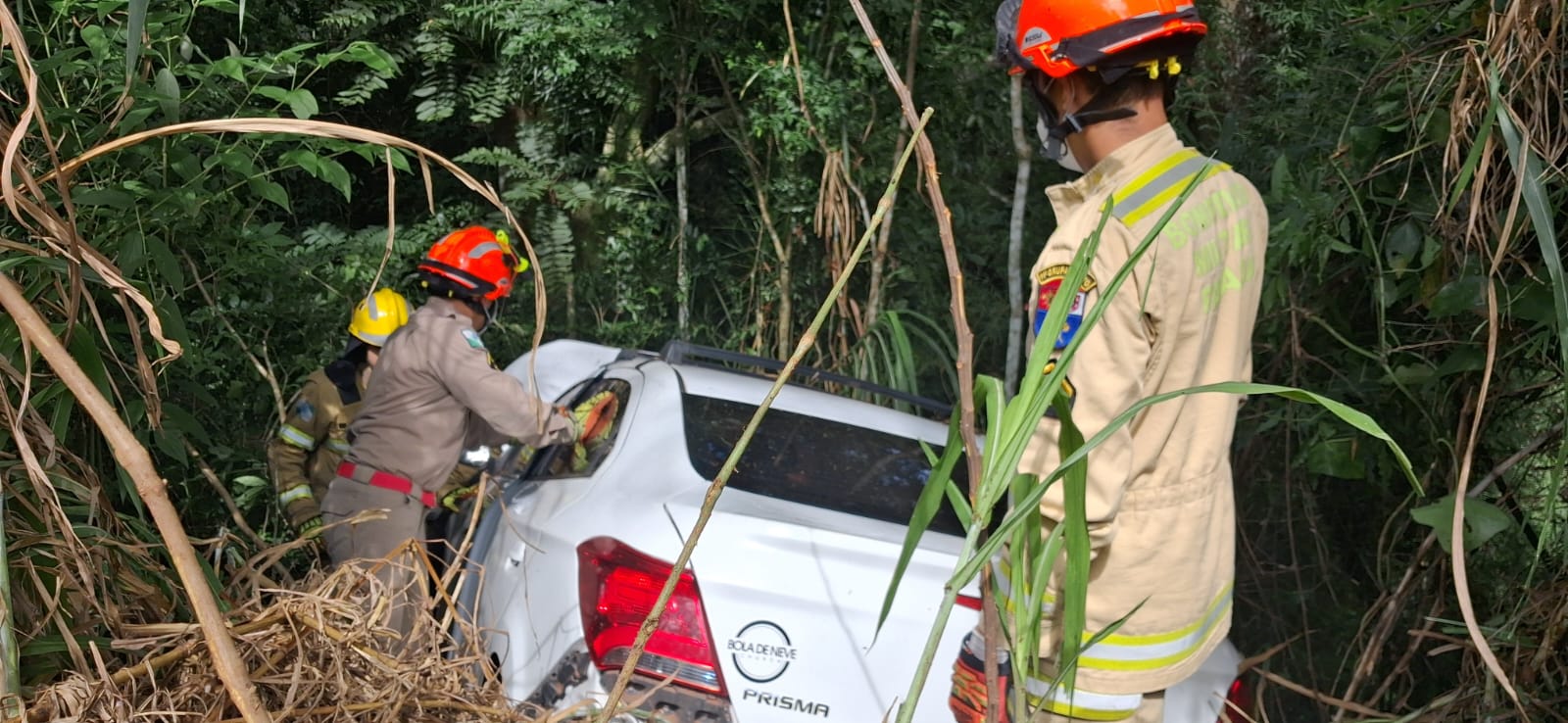 Após saída de pista, ocupantes abandonam carro na PR-170 em Apucarana; veja