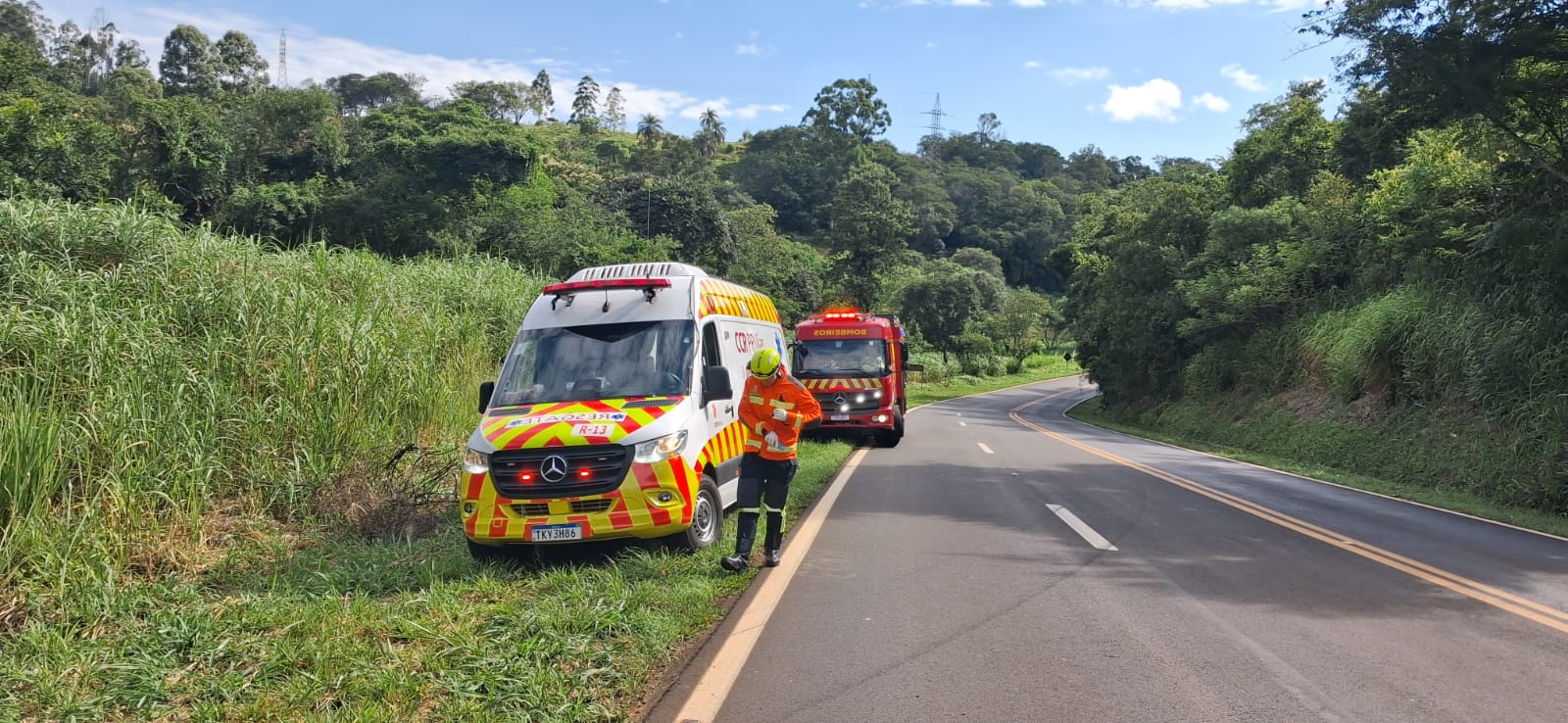 Após saída de pista, ocupantes abandonam carro na PR-170 em Apucarana; veja