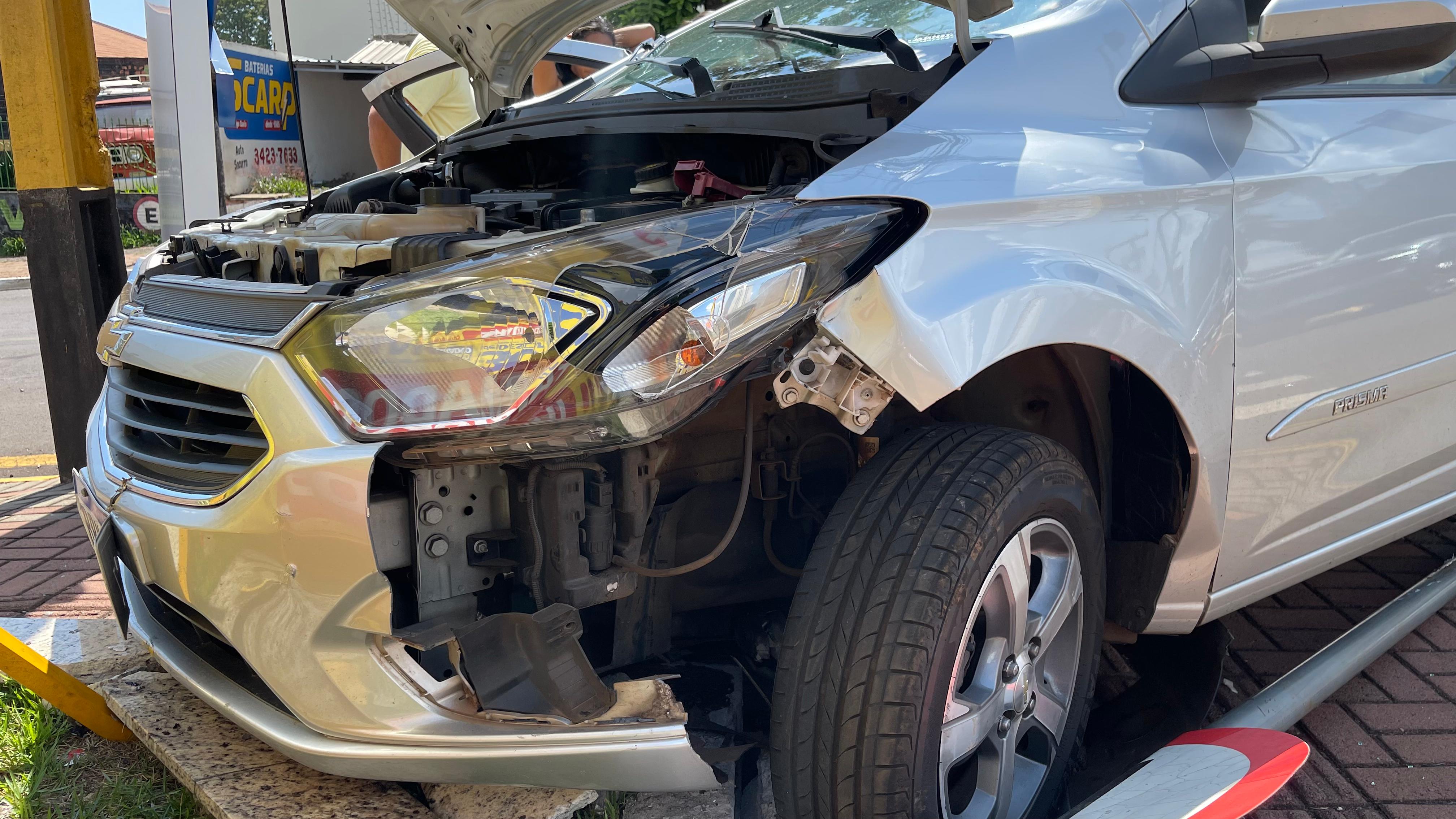 Colisão entre carro e moto no centro de Apucarana mobiliza equipes de socorro