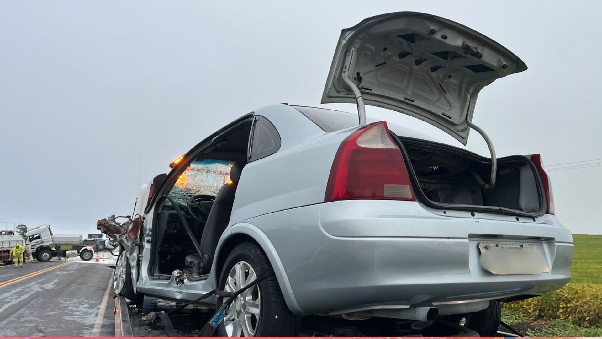 Colisão frontal entre carro e caminhão interdita totalmente a BR-376 em Califórnia