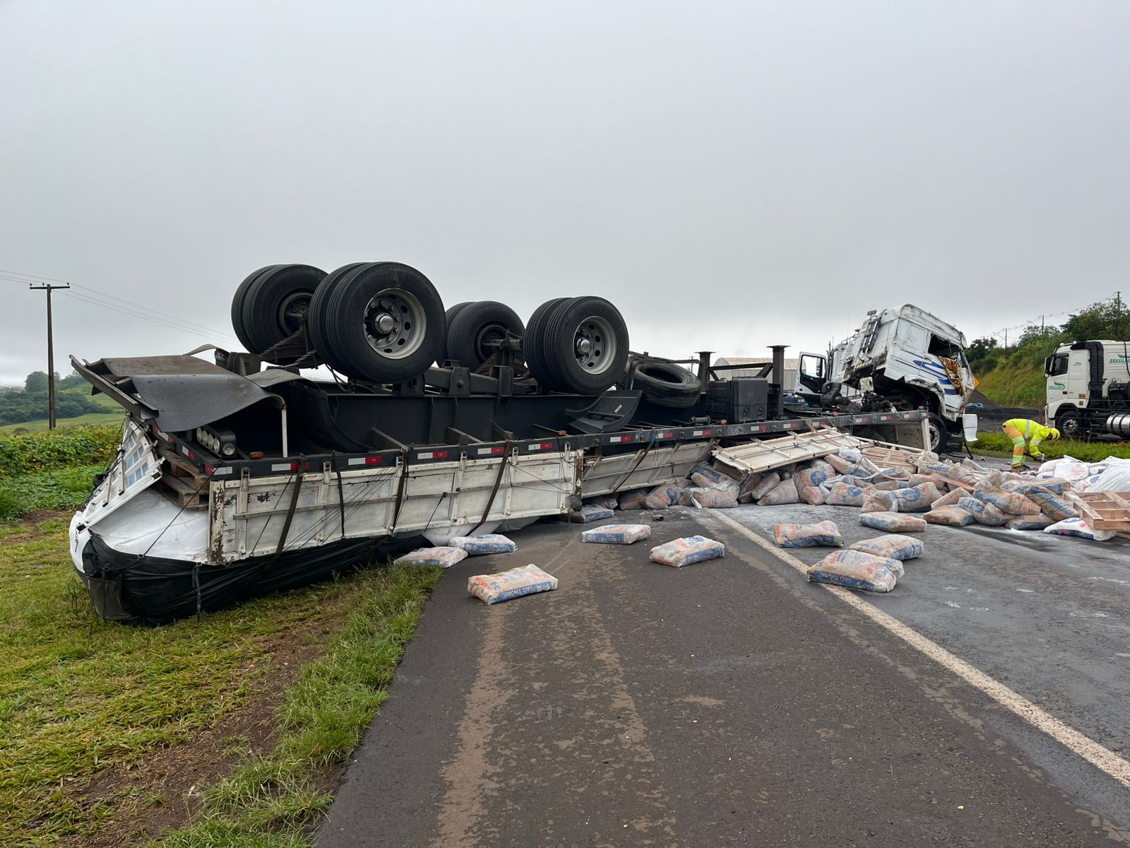 Colisão frontal entre carro e caminhão interdita totalmente a BR-376 em Califórnia