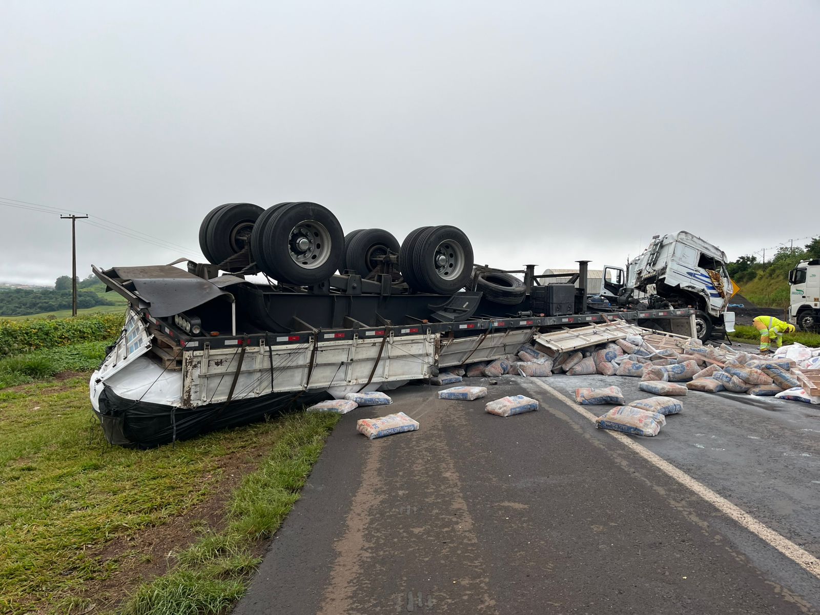 Colisão frontal entre carro e caminhão interdita totalmente a BR-376 em Califórnia