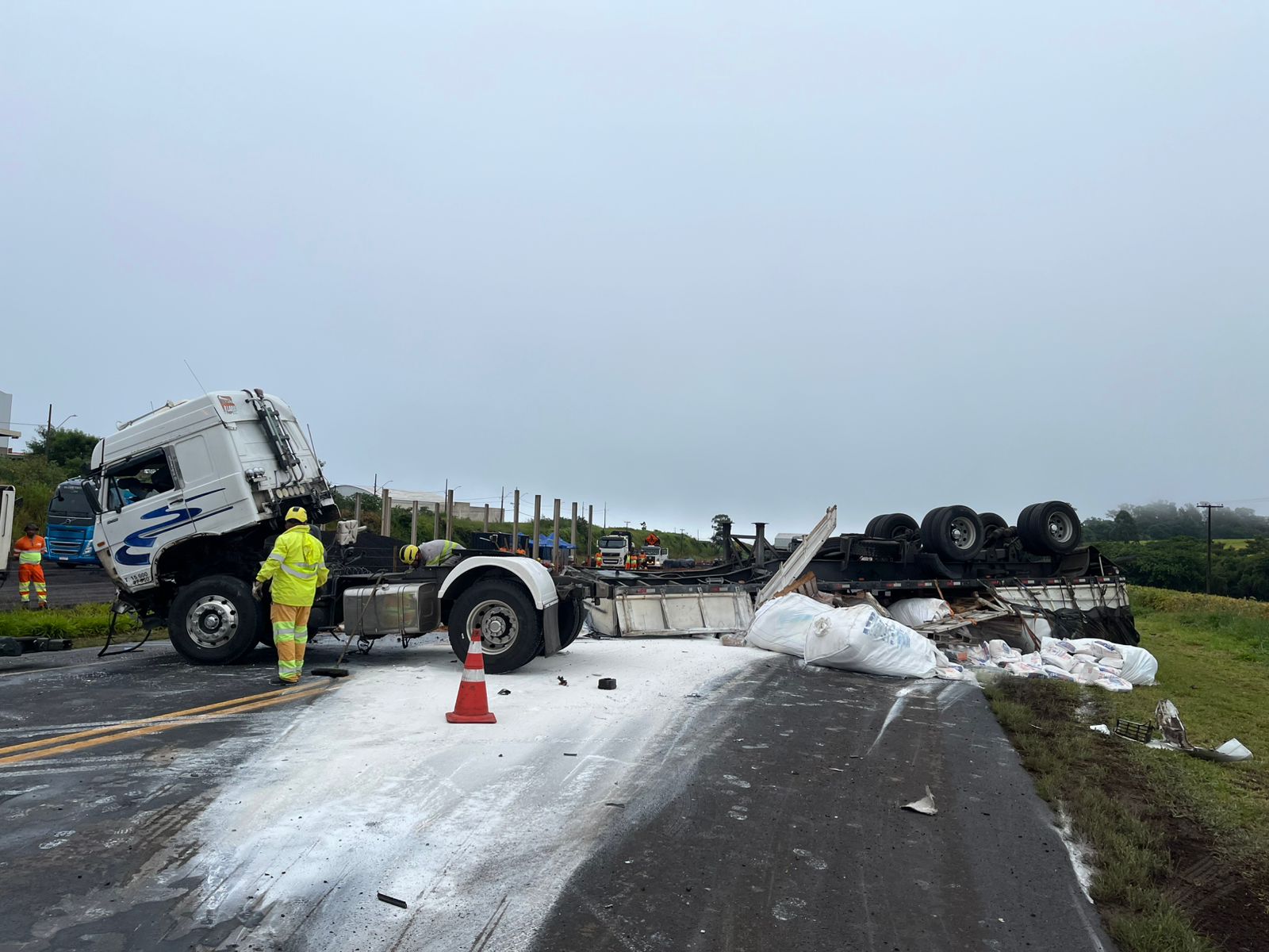 Colisão frontal entre carro e caminhão interdita totalmente a BR-376 em Califórnia