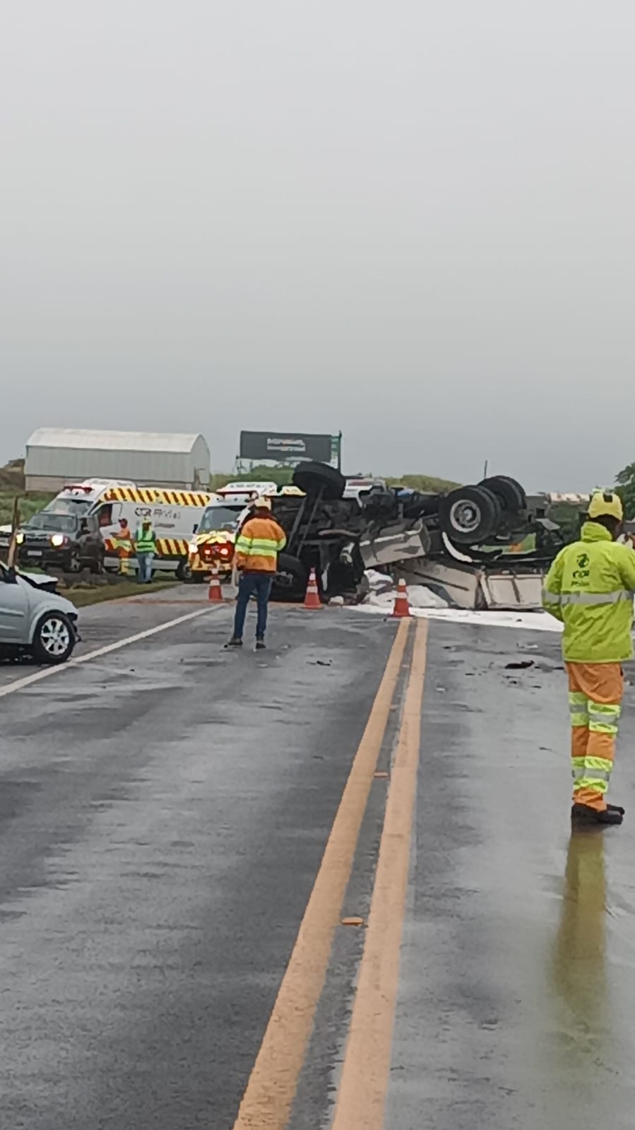Colisão frontal entre carro e caminhão interdita totalmente a BR-376 em Califórnia
