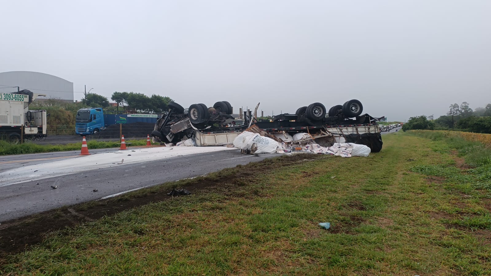 Colisão frontal entre carro e caminhão interdita totalmente a BR-376 em Califórnia