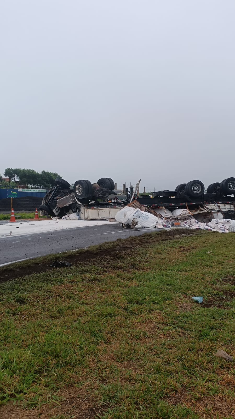 Colisão frontal entre carro e caminhão interdita totalmente a BR-376 em Califórnia