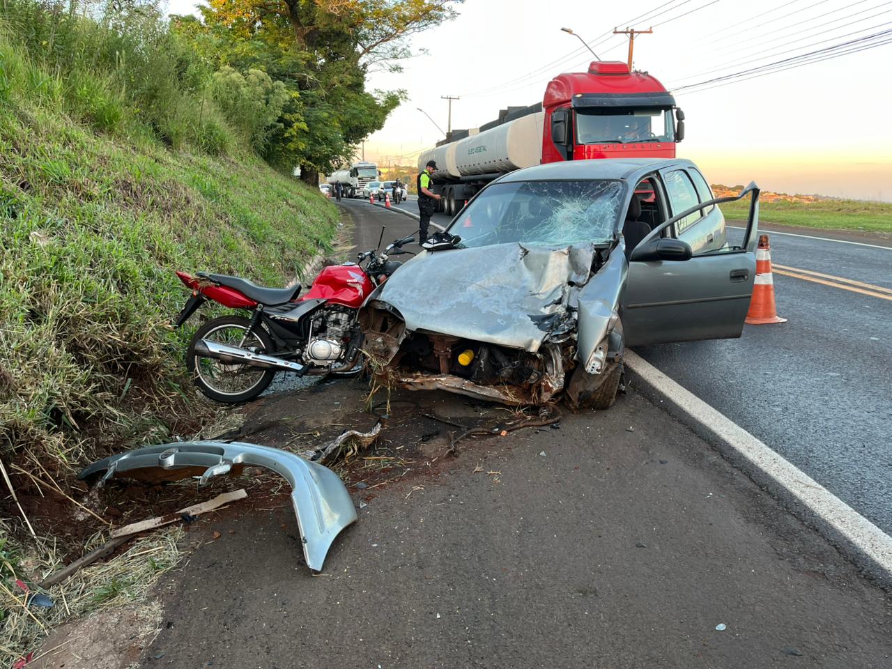 Corsa ficou com a frente destruída