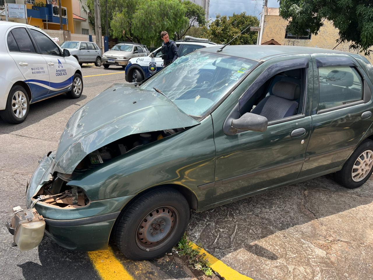 Furto de veículo termina em colisão contra carro e muro de residência em Apucarana