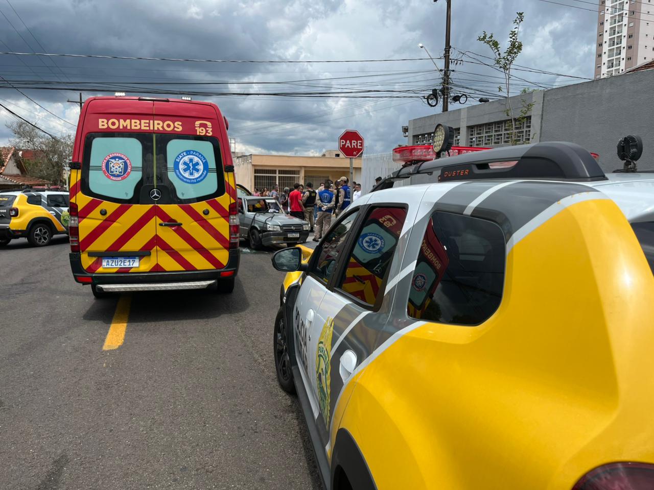 Furto de veículo termina em colisão contra carro e muro de residência em Apucarana