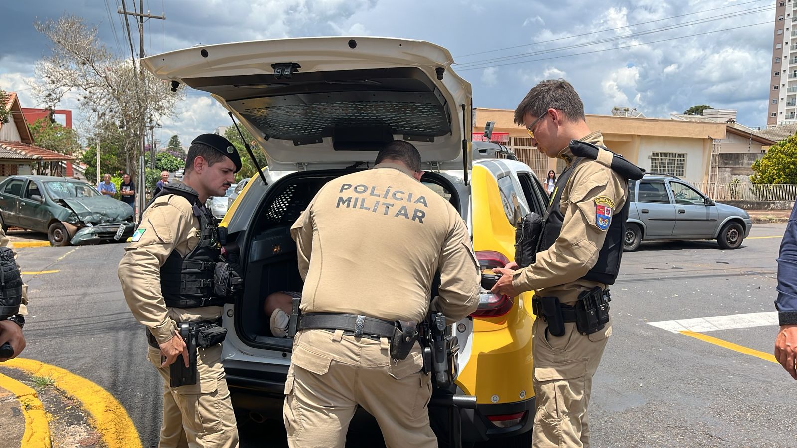 Furto de veículo termina em colisão contra carro e muro de residência em Apucarana