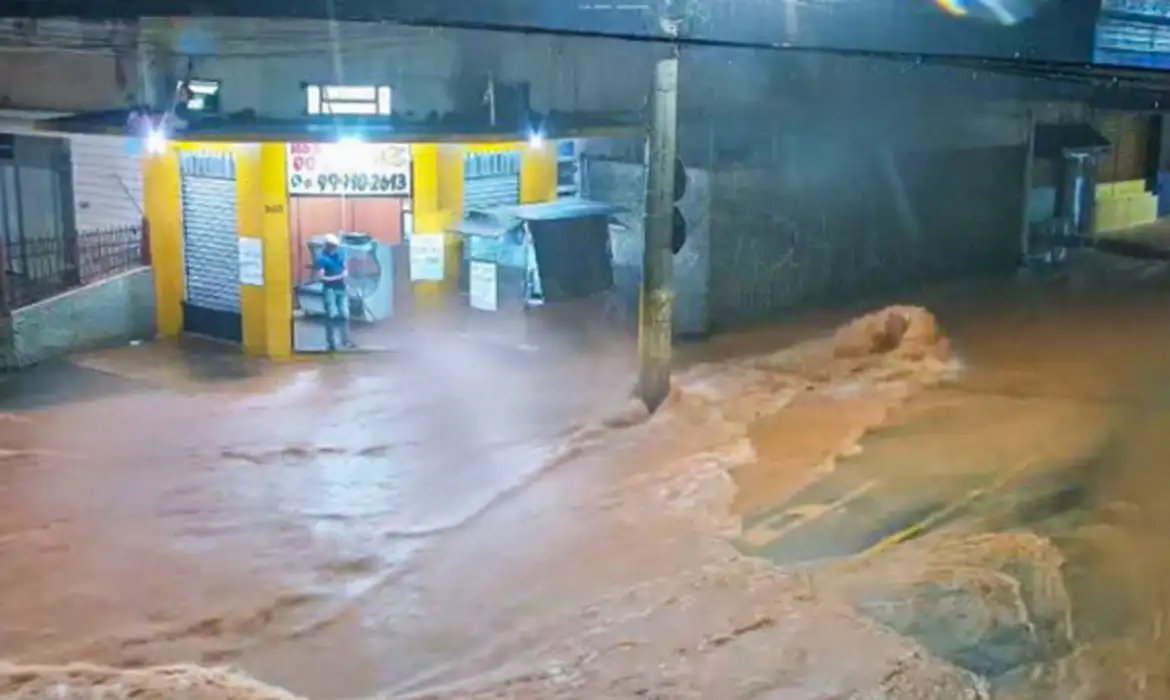 "Perdi tudo de novo", diz empresária vítima da chuva em Juiz de Fora (MG)