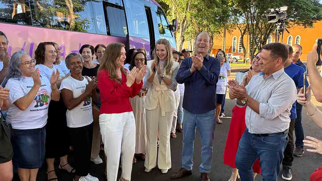 Secretária Leandre Dal Ponte entrega ônibus e confirma Casa da Mulher em Ivaiporã