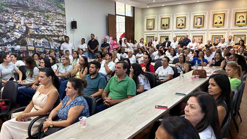 Secretária Leandre Dal Ponte entrega ônibus e confirma Casa da Mulher em Ivaiporã