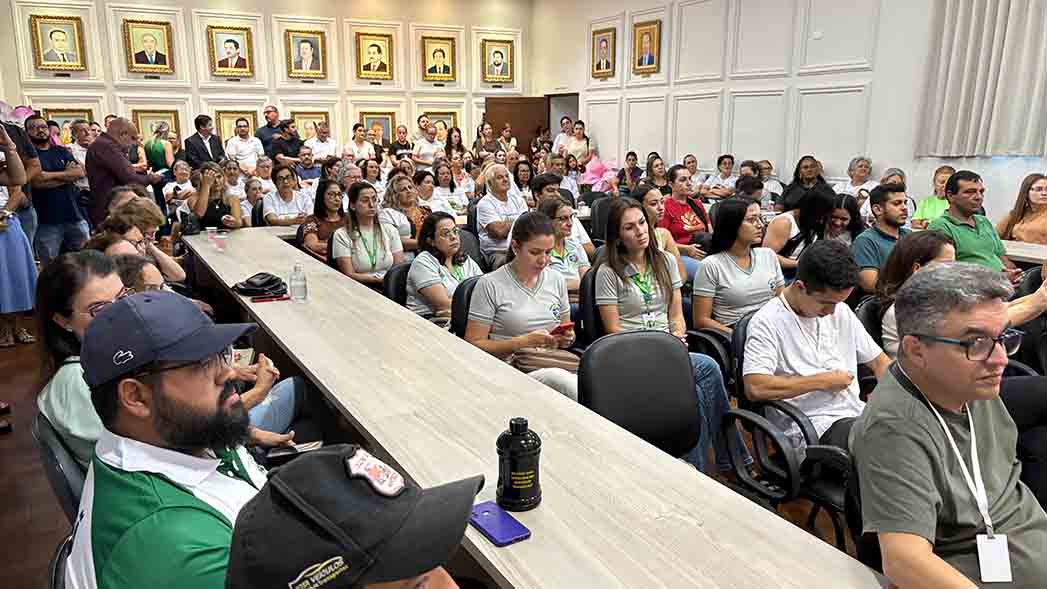 Secretária Leandre Dal Ponte entrega ônibus e confirma Casa da Mulher em Ivaiporã