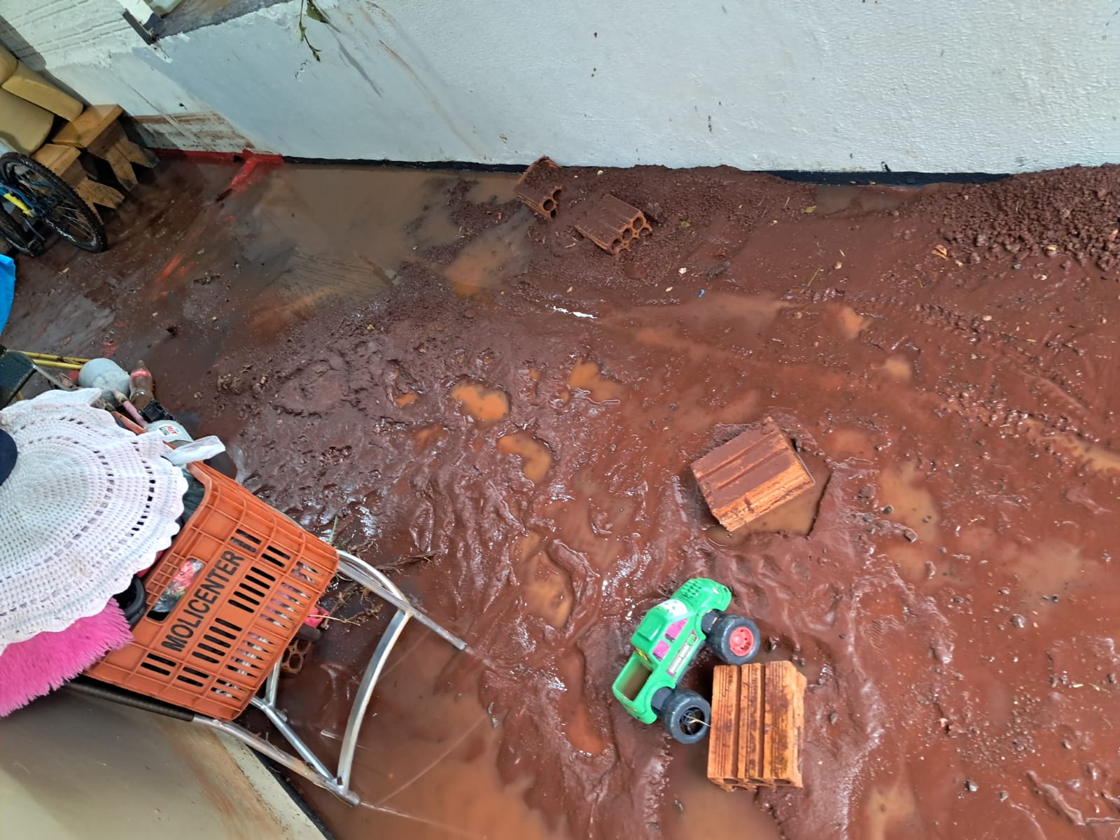 Temporal alaga ruas e provoca queda de árvores em Arapongas