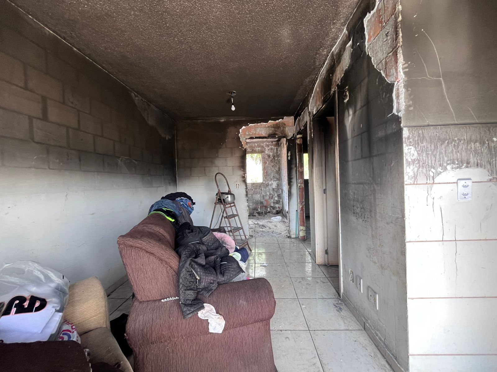 A casa foi tomada pelas chamas