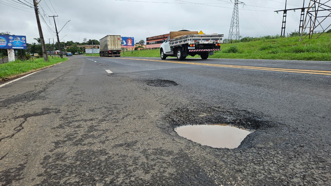 Excesso de buracos na Avenida Brasil preocupa motoristas em Apucarana