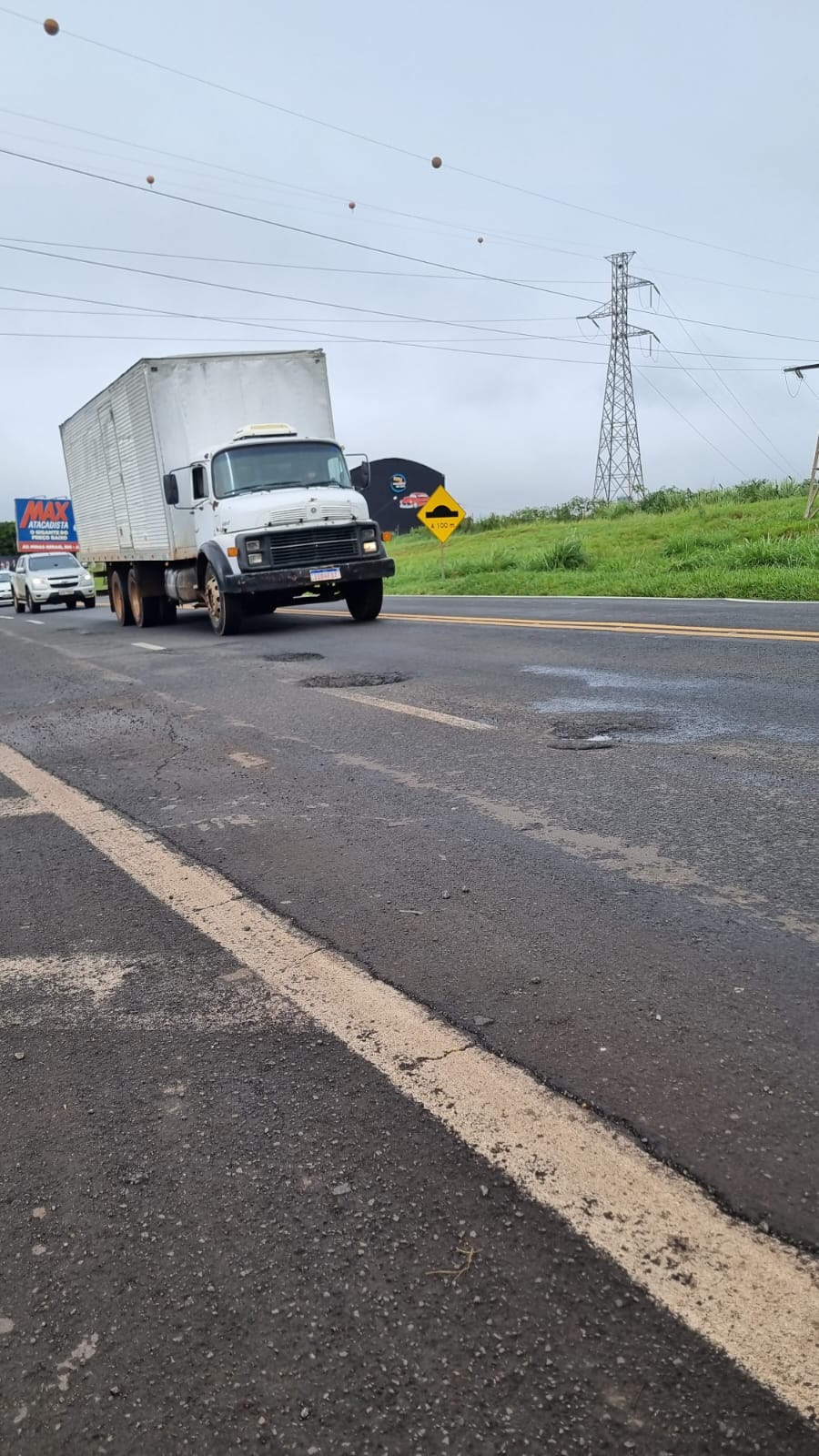 Excesso de buracos na Avenida Brasil preocupa motoristas em Apucarana