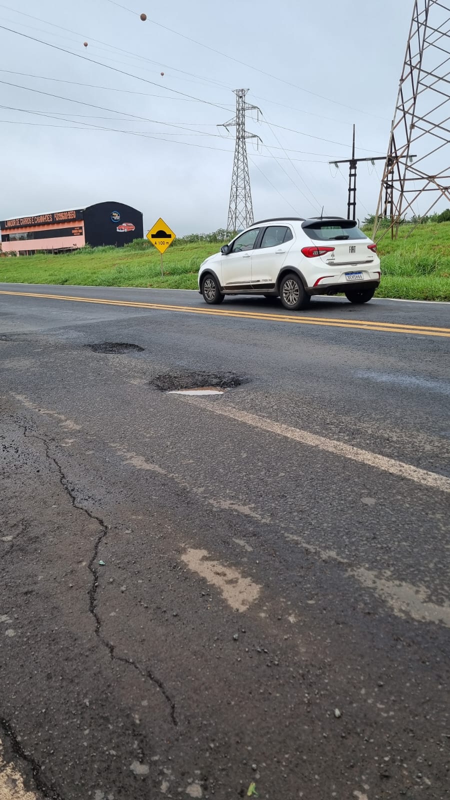Excesso de buracos na Avenida Brasil preocupa motoristas em Apucarana