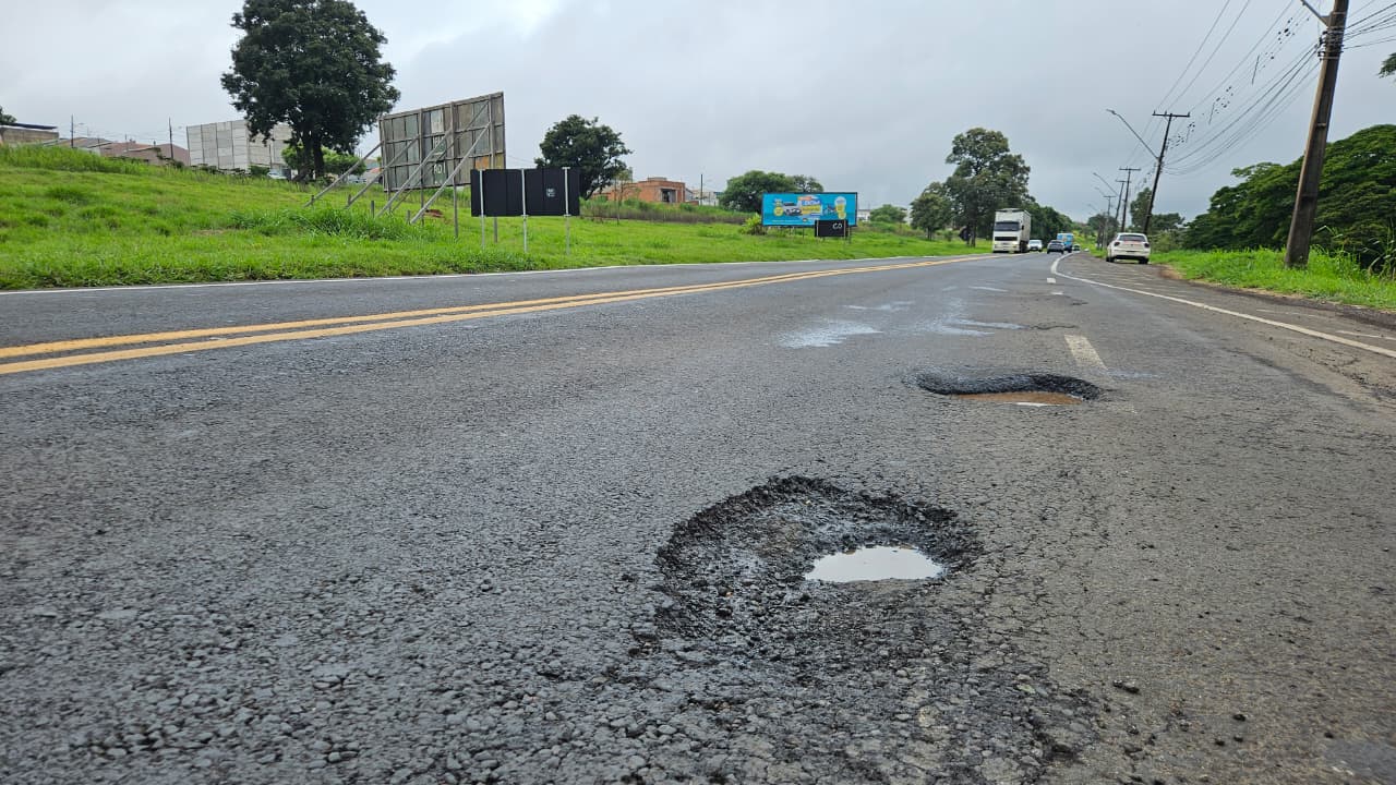 Excesso de buracos na Avenida Brasil preocupa motoristas em Apucarana