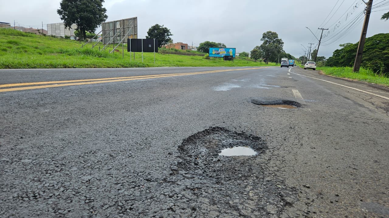 Excesso de buracos na Avenida Brasil preocupa motoristas em Apucarana