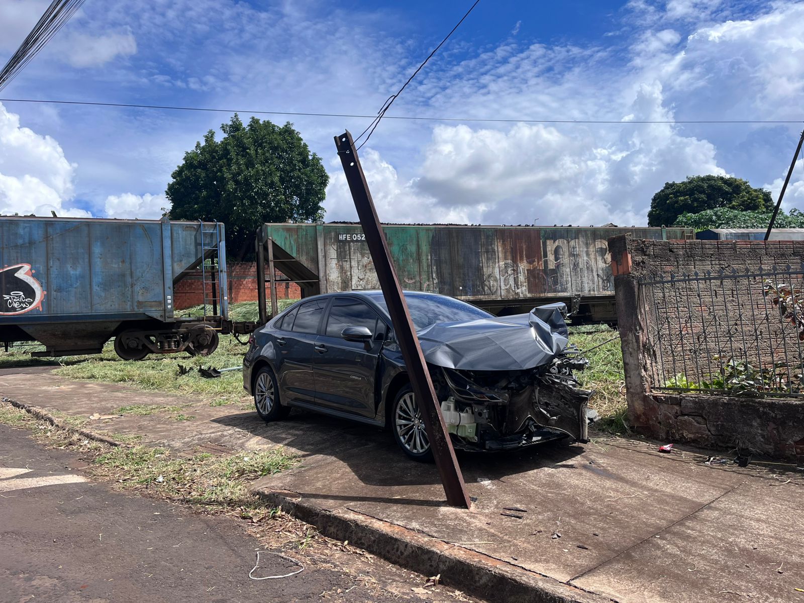 Carro teve a frente destruída