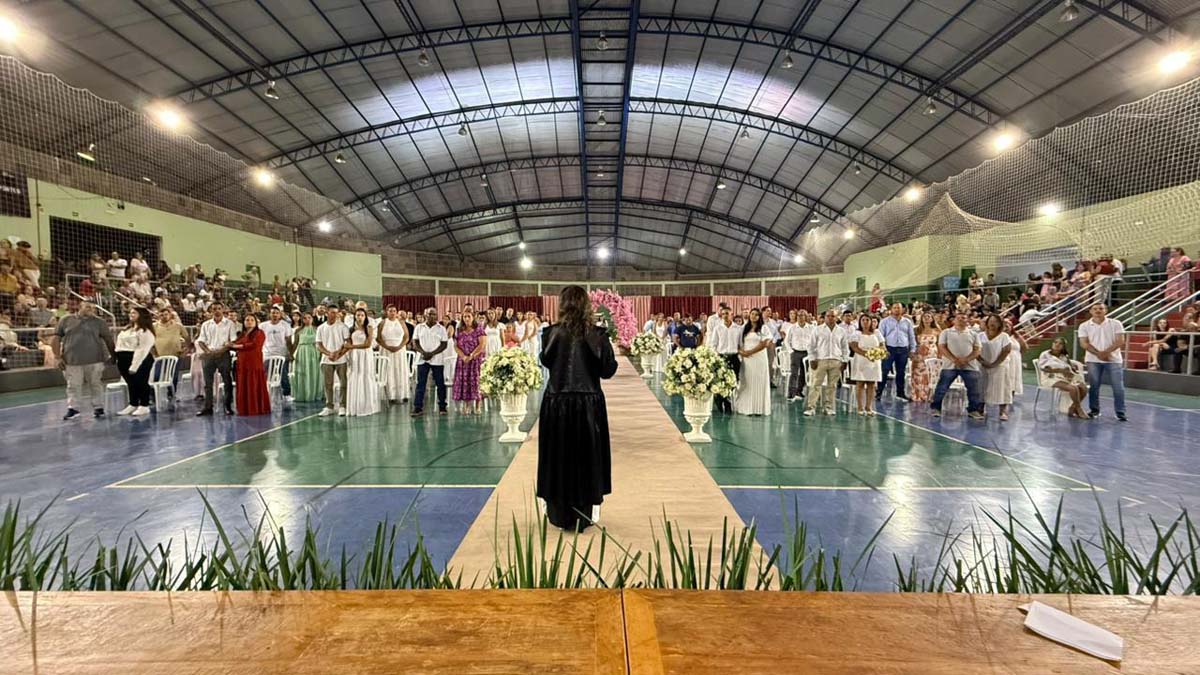 Casamento coletivo garante união civil a 52 casais em Ivaiporã
