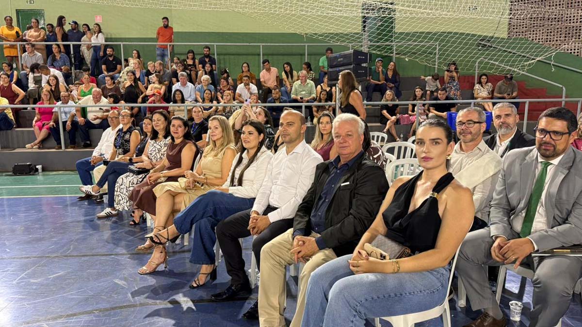 Casamento coletivo garante união civil a 52 casais em Ivaiporã