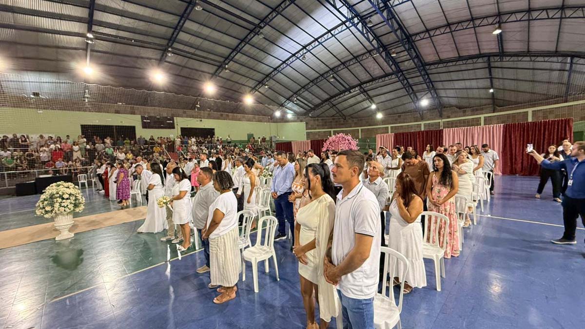 Casamento coletivo garante união civil a 52 casais em Ivaiporã