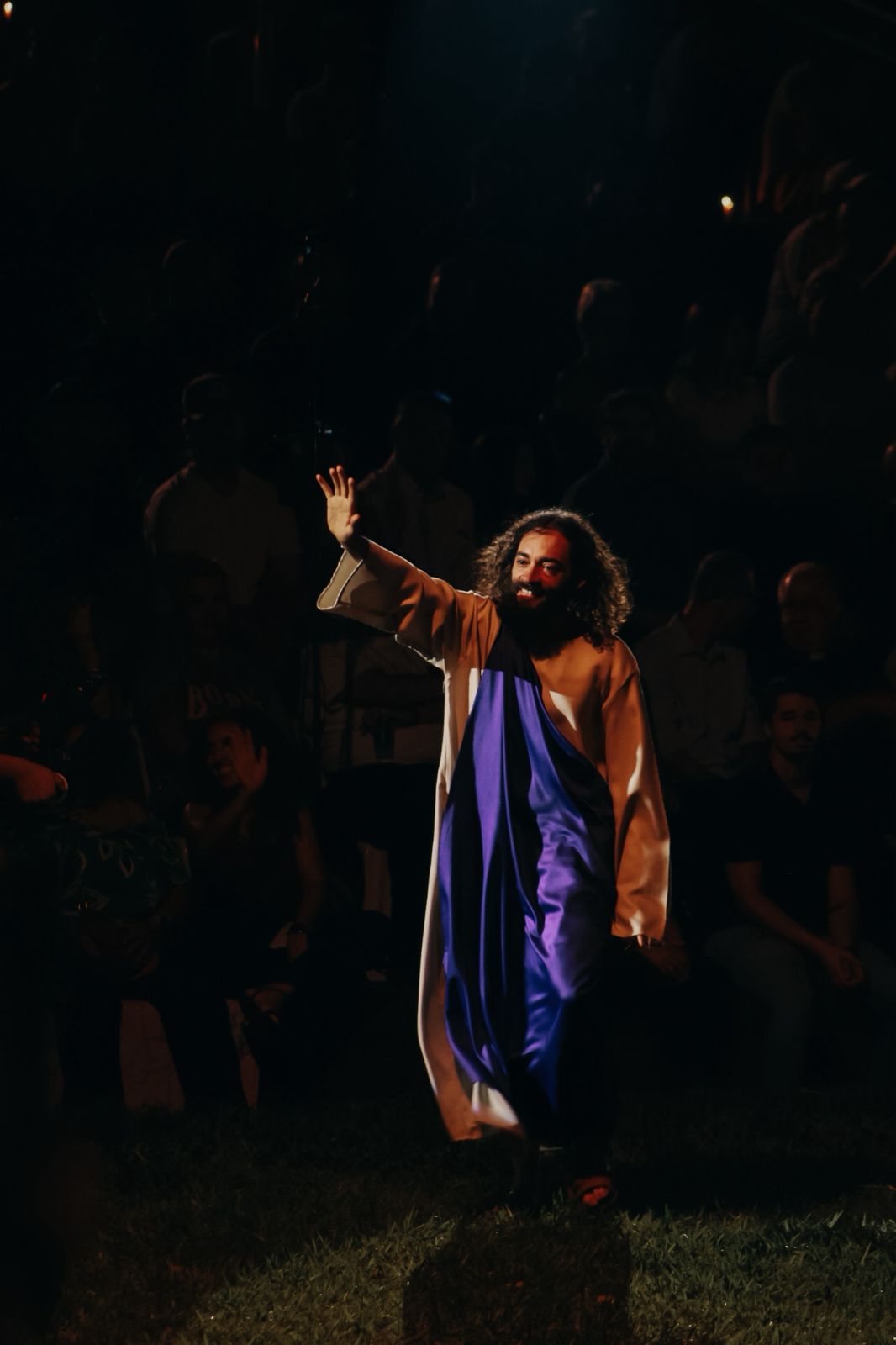 Cerca de 15 mil prestigiam apresentação da Paixão de Cristo em Arapongas; veja fotos