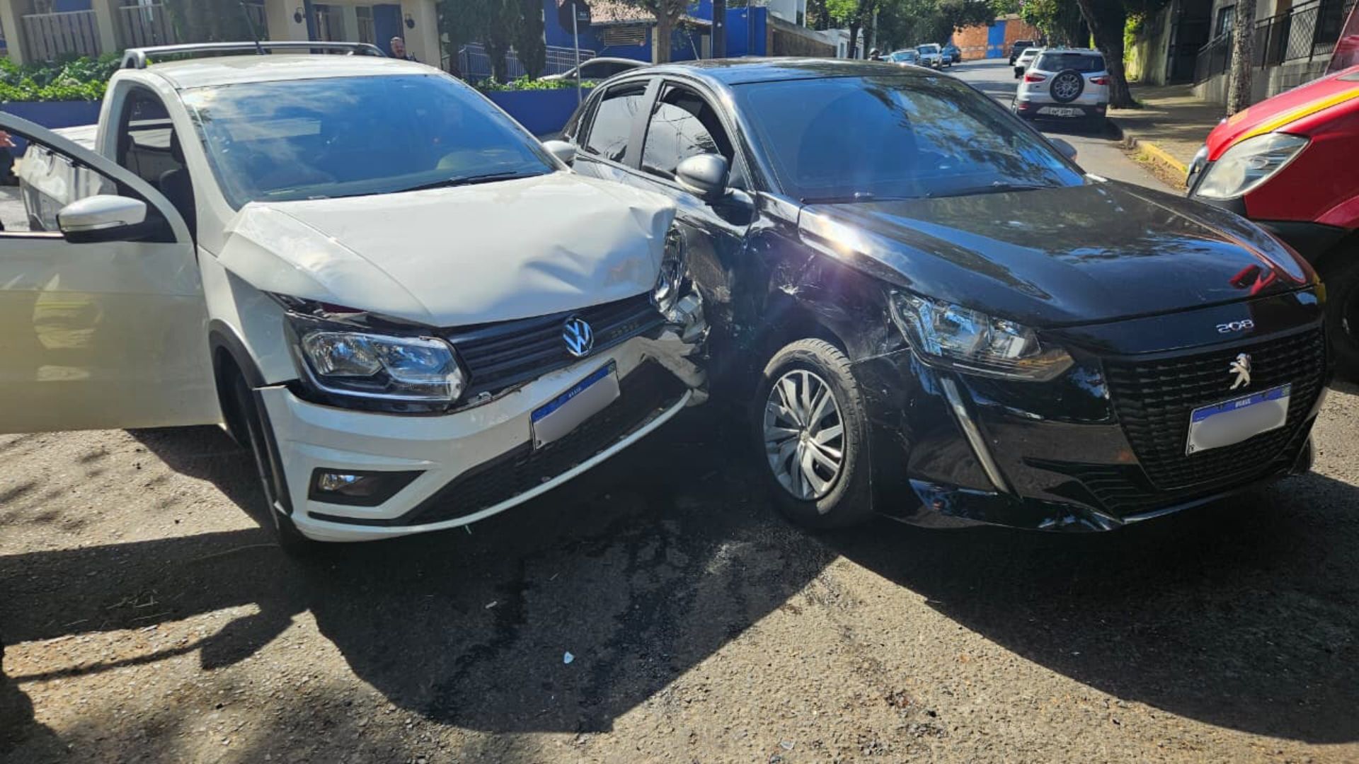 A colisão envolveu um Peugeot 308 e uma Volkswagen Saveiro, na Rua Coronel Luiz José dos Santos.